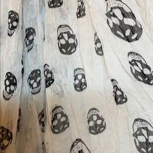 Scarf - White with black skulls